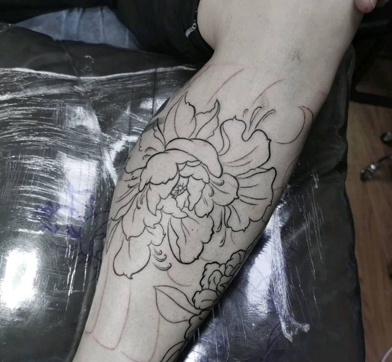 包腿线条(未完成)纹身图片_腿部新传统牡丹纹身图案