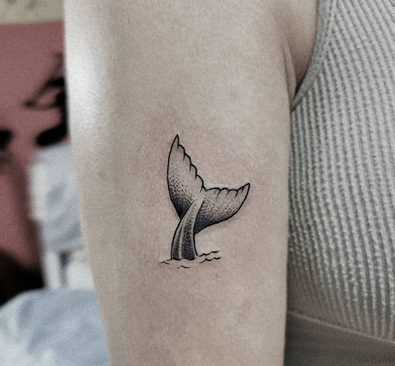 鱼尾纹身图片_手臂图腾点刺小清新鱼尾纹身图案