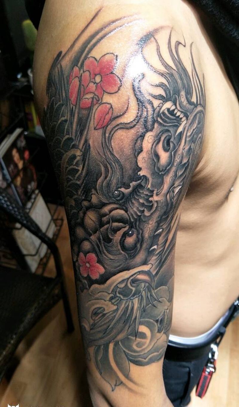 龙抬头纹身图片