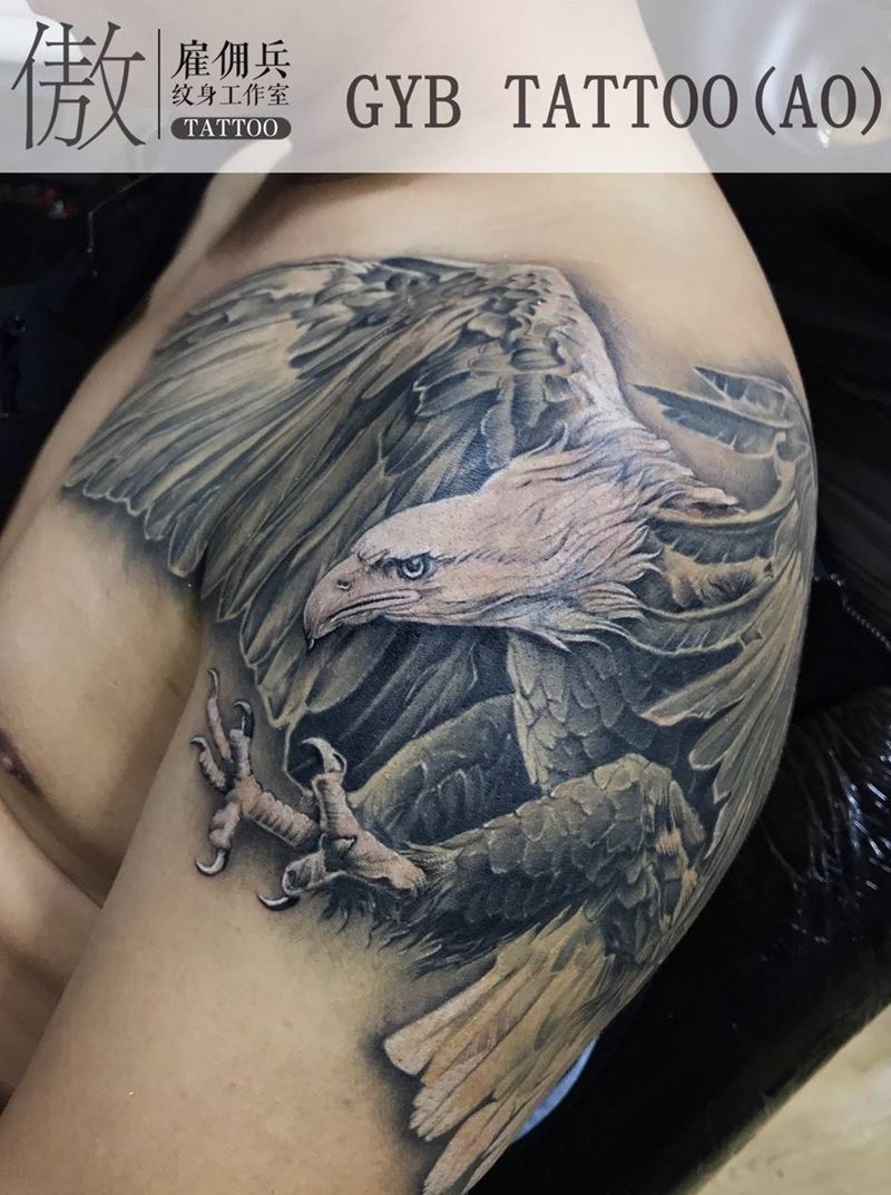 鹰纹身图片_手臂欧美写实老鹰纹身图案