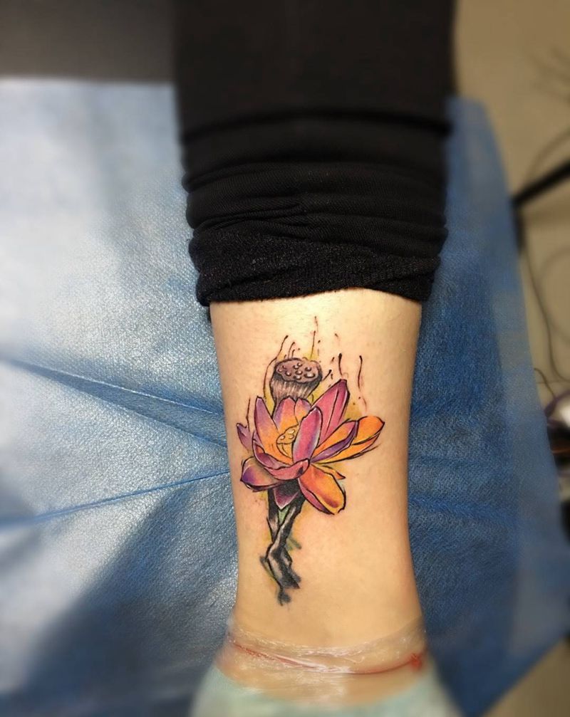 水彩荷花遮盖纹身图片