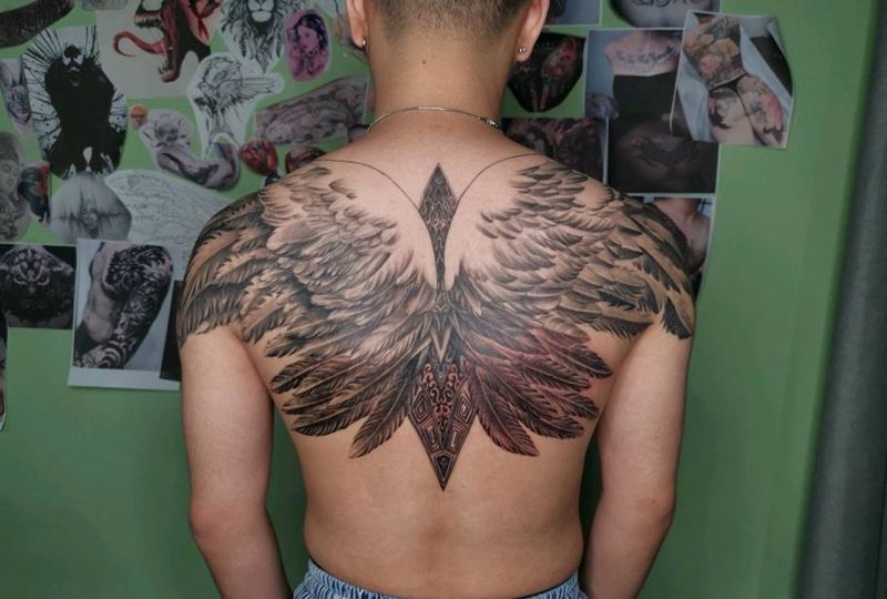 后背翅膀纹身图片_背部纹身图案