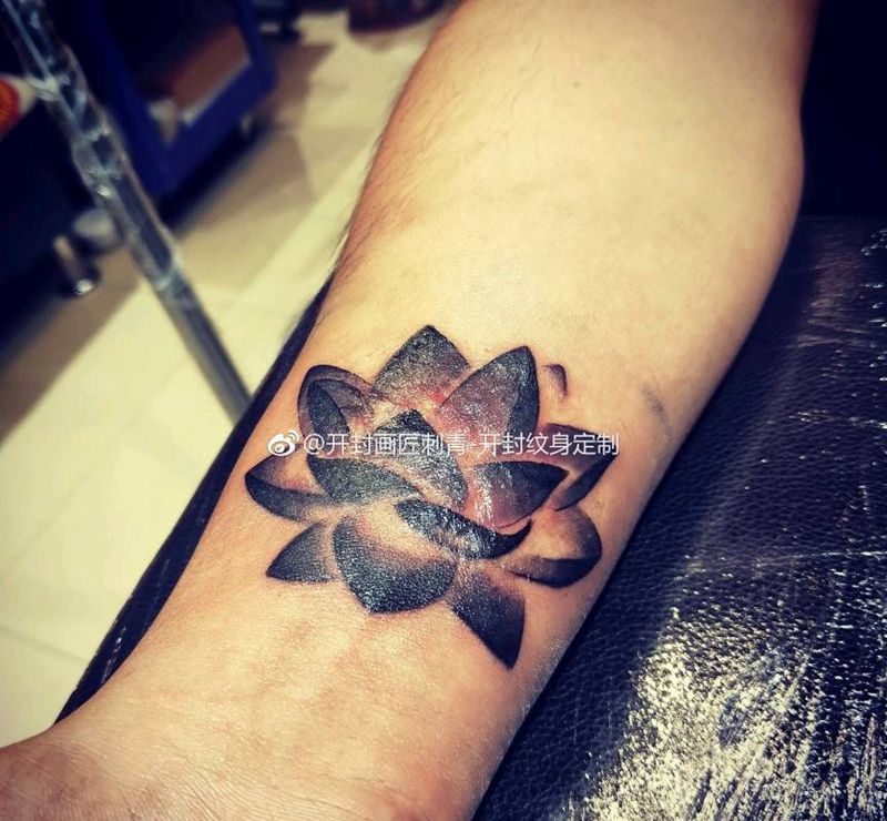 烧伤遮盖纹身图片_手臂手部新传统水墨荷花莲花纹身图案