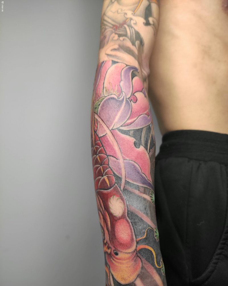 花臂纹身图片_手臂新传统菩萨鱼荷花纹身图案