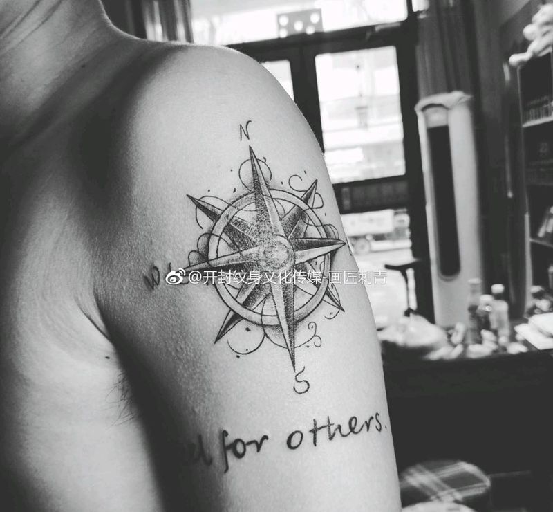 遮盖纹身图片_手臂肩部几何舵船舵遮盖纹身图案