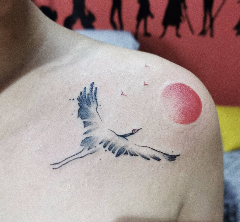 鹤纹身图片_肩部颈部水墨鹤纹身图案