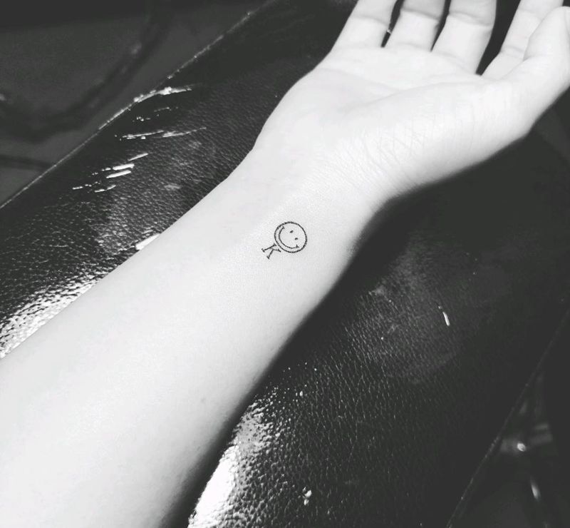 K先生纹身图片_手部手臂几何图腾清新笑脸情侣纹身图案