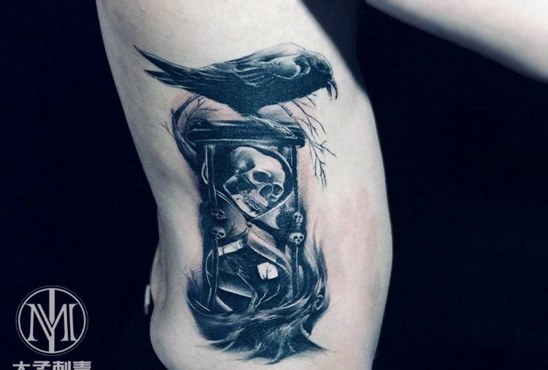 沙漏,乌鸦。纹身图片_欧美写实纹身图案