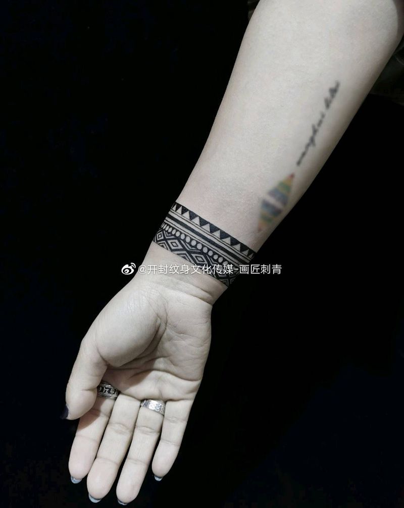 臂环纹身图片_手臂图腾几何臂环纹身图案