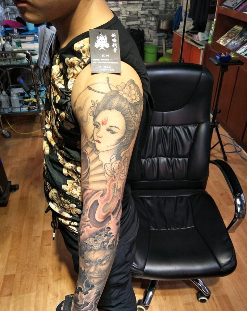 花臂外侧，艺妓与不动明王纹身图片_手臂传统人物鬼神宗教成品纹身图案