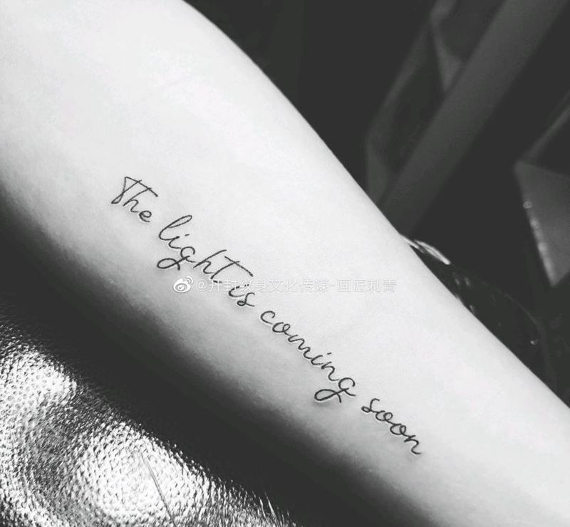 当光芒就要到来纹身图片_手部手臂花体字英文纹身图案