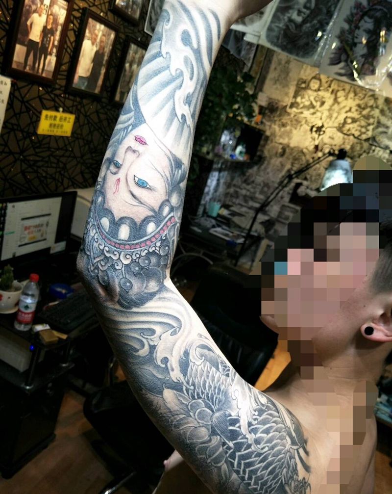 花臂外侧，鱼配花旦纹身图片