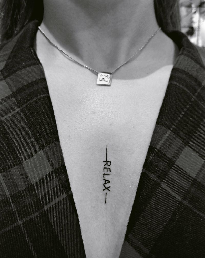 字母纹身图片_胸部小清新纹身图案