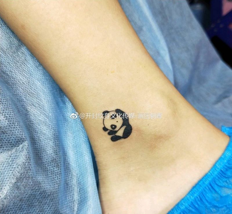 熊猫纹身图片_脚部腿部图腾几何熊猫清新可爱纹身图案