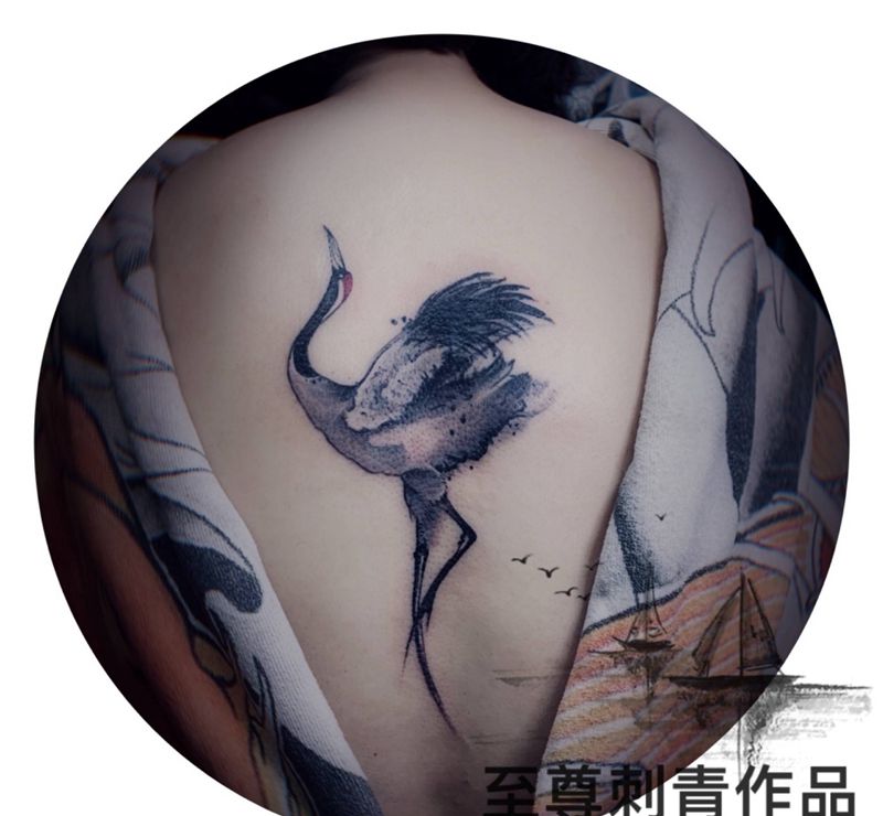 鹤纹身图片_背部水墨鹤纹身图案