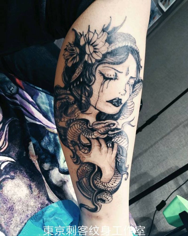 美杜莎纹身图片_腿部纹身图案