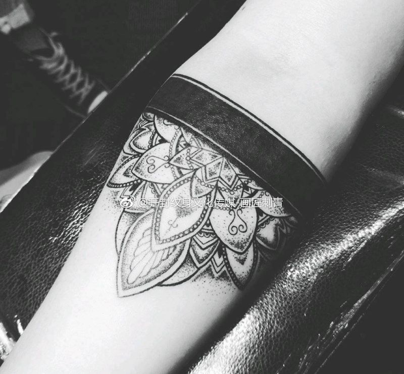 遮盖纹身图片_手臂点刺几何曼陀罗花情侣纹身图案