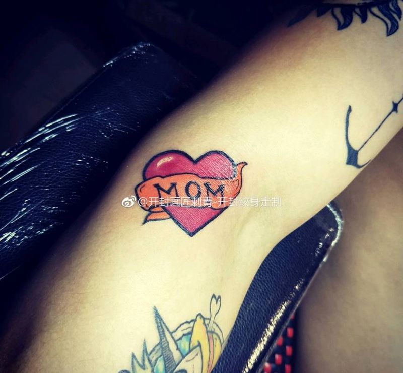 妈妈纹身图片_手臂Old SchoolNew School妈妈心纹身图案