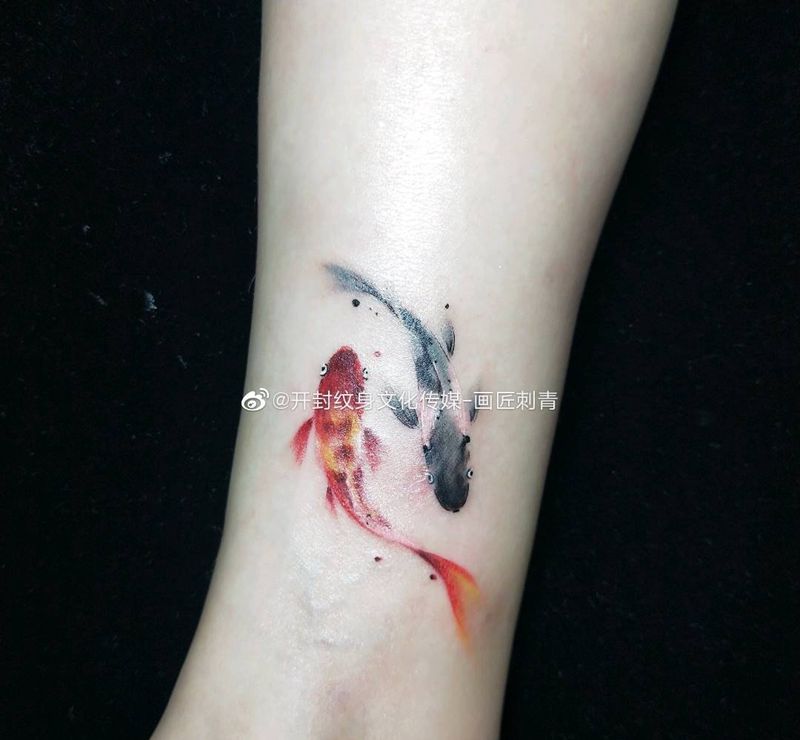 水墨鱼纹身图片_脚部腿部水墨水彩鱼水墨鱼纹身图案