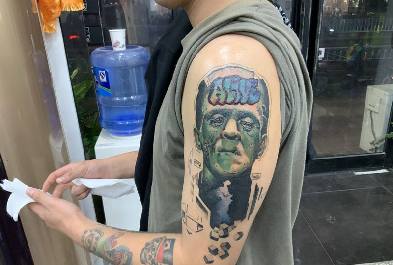 快完了纹身图片_手部欧美写实点刺纹身图案