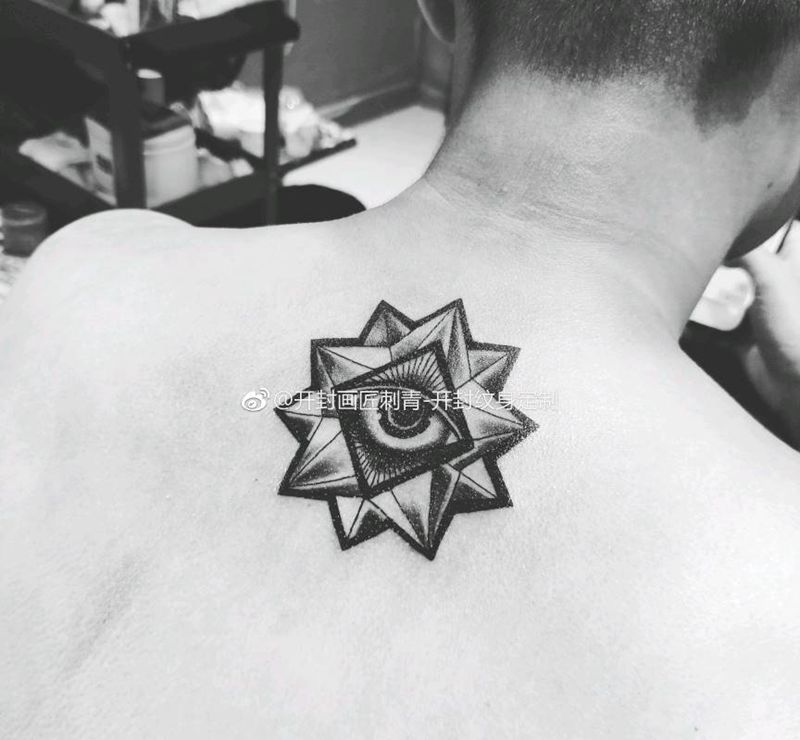 上帝之眼纹身图片_颈部背部新传统图腾上帝之眼3D星星纹身图案