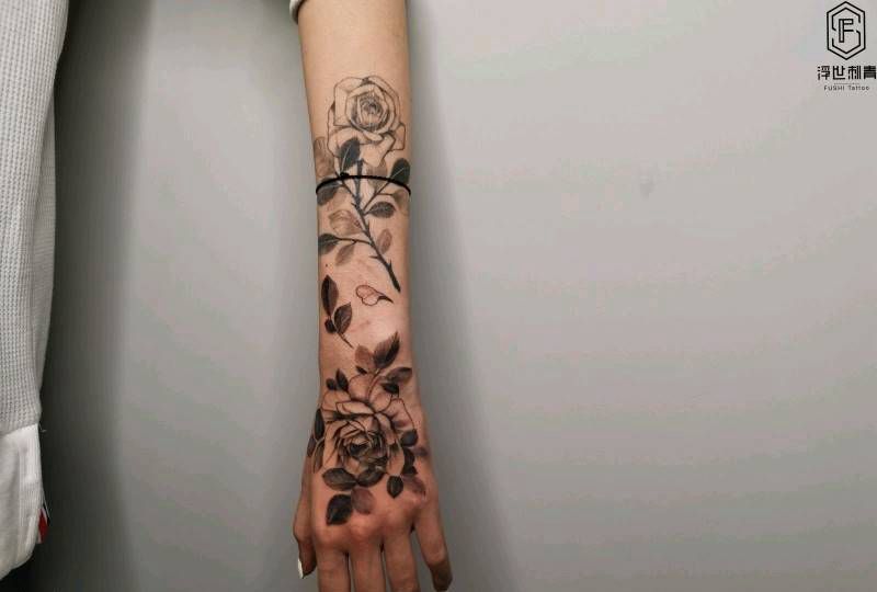 素花玫瑰纹身图片_手臂素花 玫瑰纹身图案