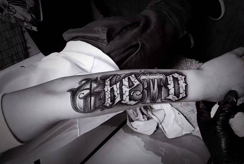 哥特英文纹身图片_手臂花体字纹身图案