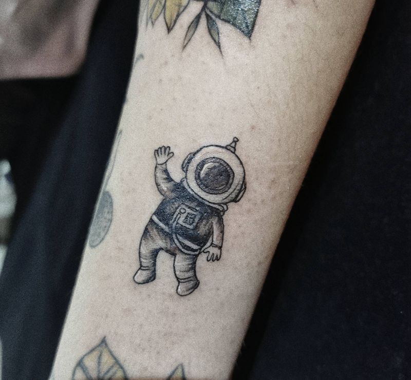 遮盖纹身图片_手臂点刺图腾宇航员纹身图案