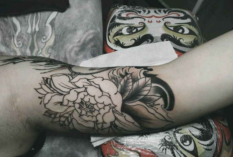 牡丹未完待续纹身图片_手臂新传统纹身图案