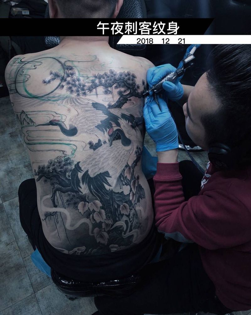 鹤纹身图片_背部新传统纹身图案