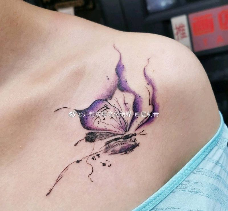 破茧成蝶纹身图片_肩部水墨水彩破茧成蝶纹身图案