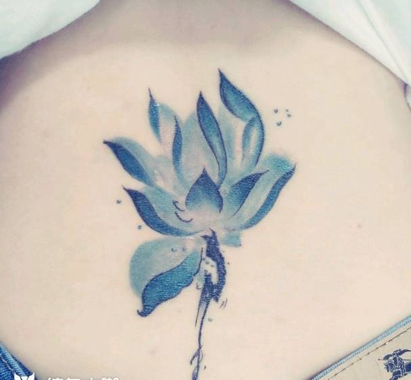 水墨风荷花纹身图片