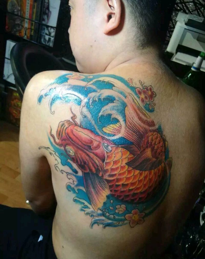 彩色鱼纹身图片_肩部传统动物成品纹身图案