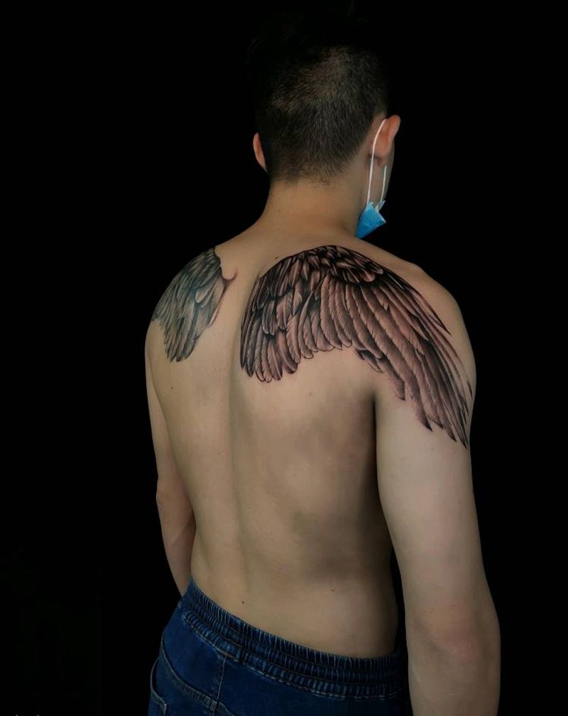 满背翅膀纹身图片_欧美写实纹身图案