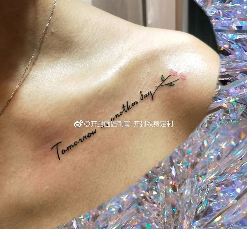 英文＋小花纹身图片_颈部胸部花体字New School锁骨英文清新纹身图案