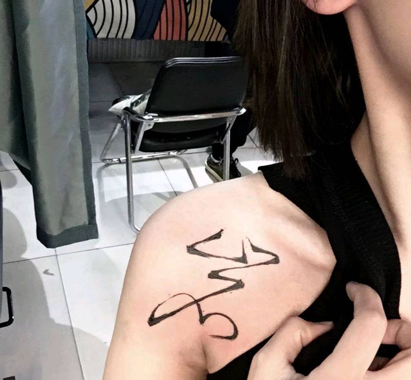 书法纹身图片_肩部水墨纹身图案