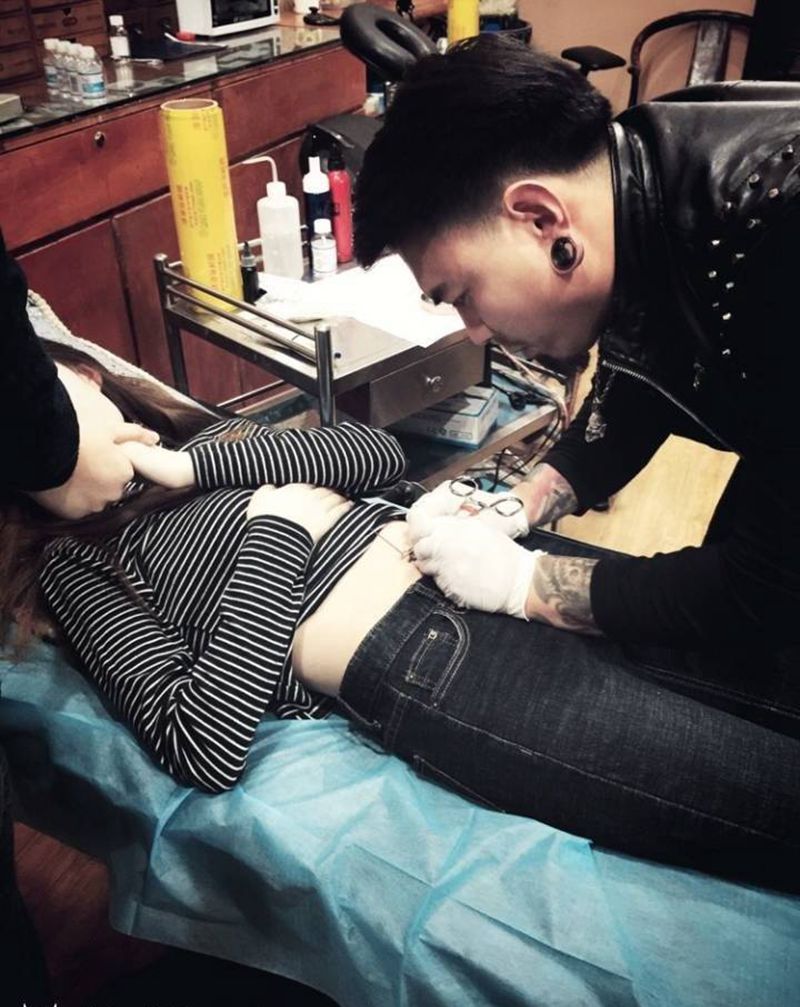 扎完后背 扎一脐钉～纹身图片