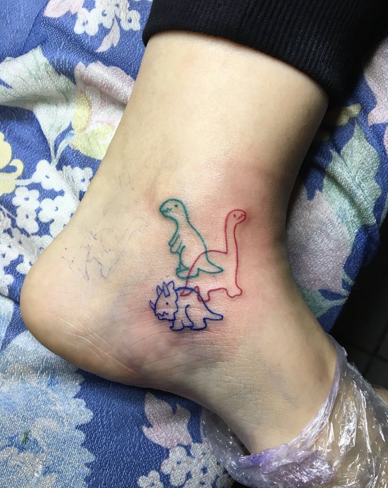 小恐龙纹身图片_脚部几何纹身图案