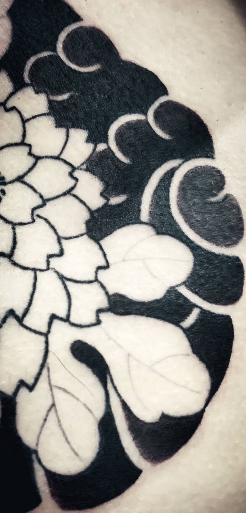 暖暗～[月亮]纹身图片_胸部老传统纹身图案