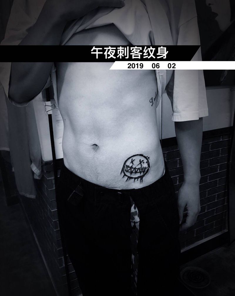 图腾笑脸纹身图片_图腾纹身图案