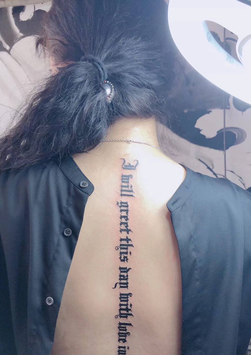 哥特字体纹身图片_背部花体字纹身图案