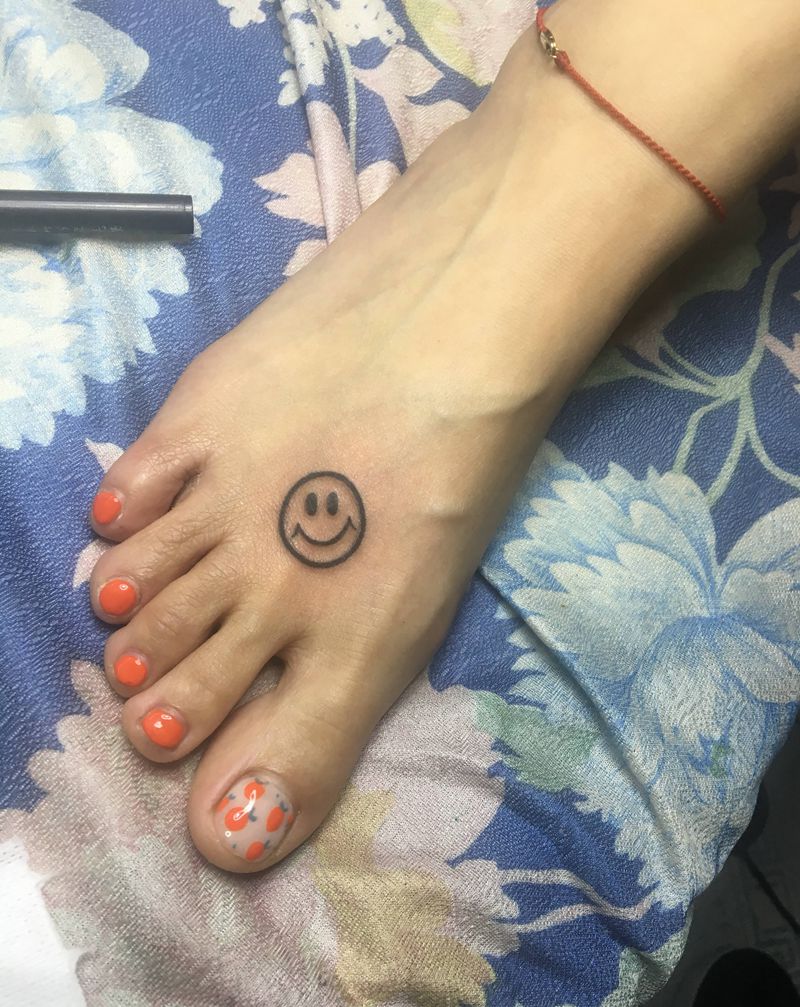 笑脸纹身图片_脚部几何纹身图案