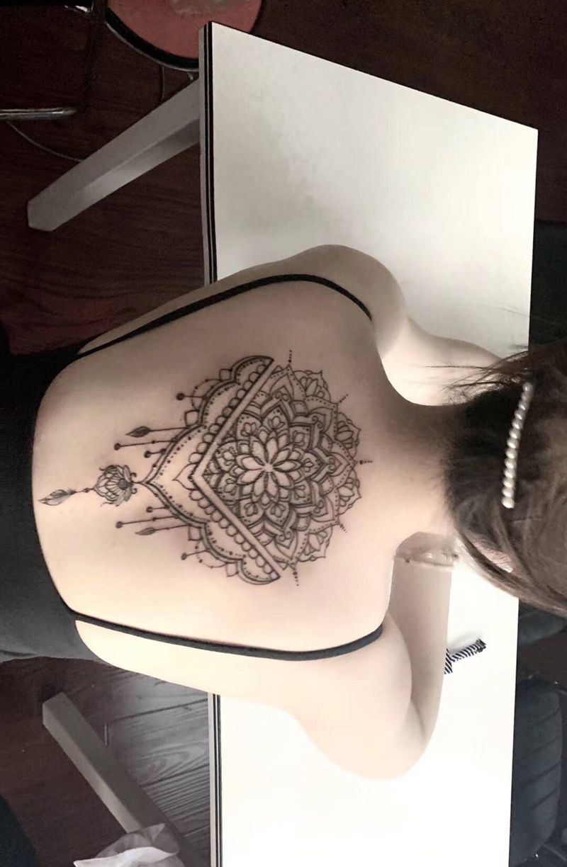 后背梵花纹身图片_背部图腾几何纹身图案