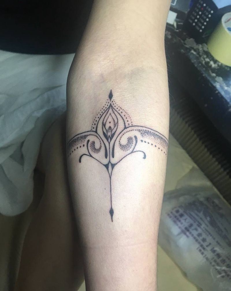 手臂的小装饰纹身图片