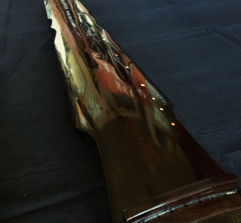 琴面下隐约着的朱砂肌理纹我还是很喜欢的 有点的沉不浮 美不耀的意思～