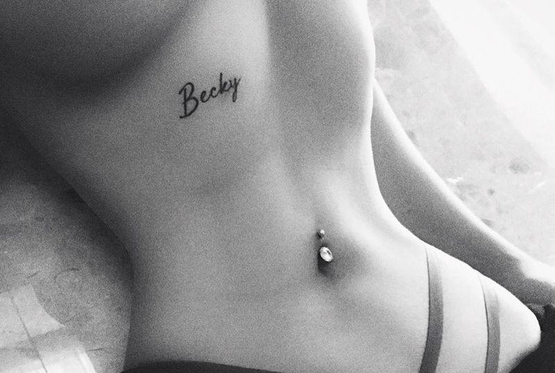 也只有你 秀脐钉 秀的这么明目张胆～[月亮]纹身图片