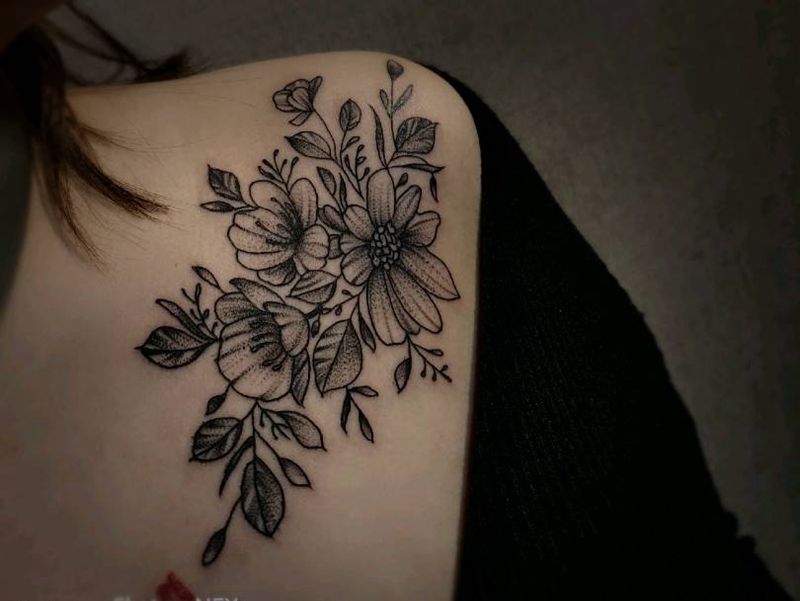 素花纹身图片_胸部纹身图案