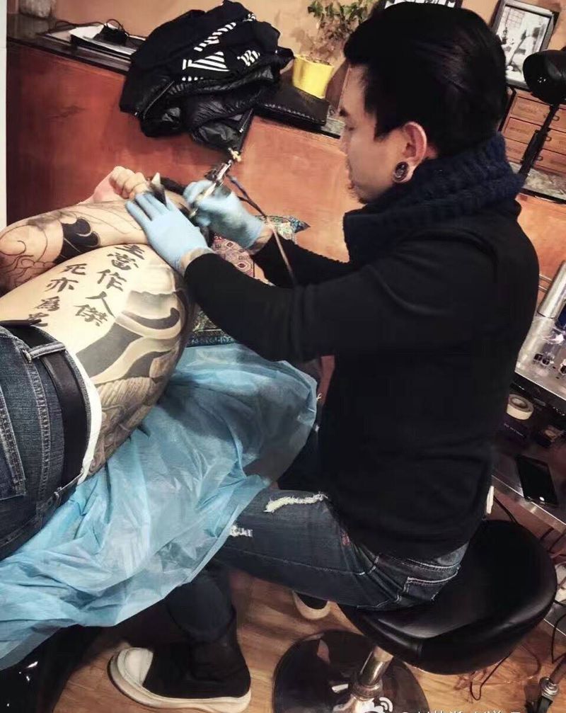 今日工事 认真的人都寡言～[捂脸]纹身图片