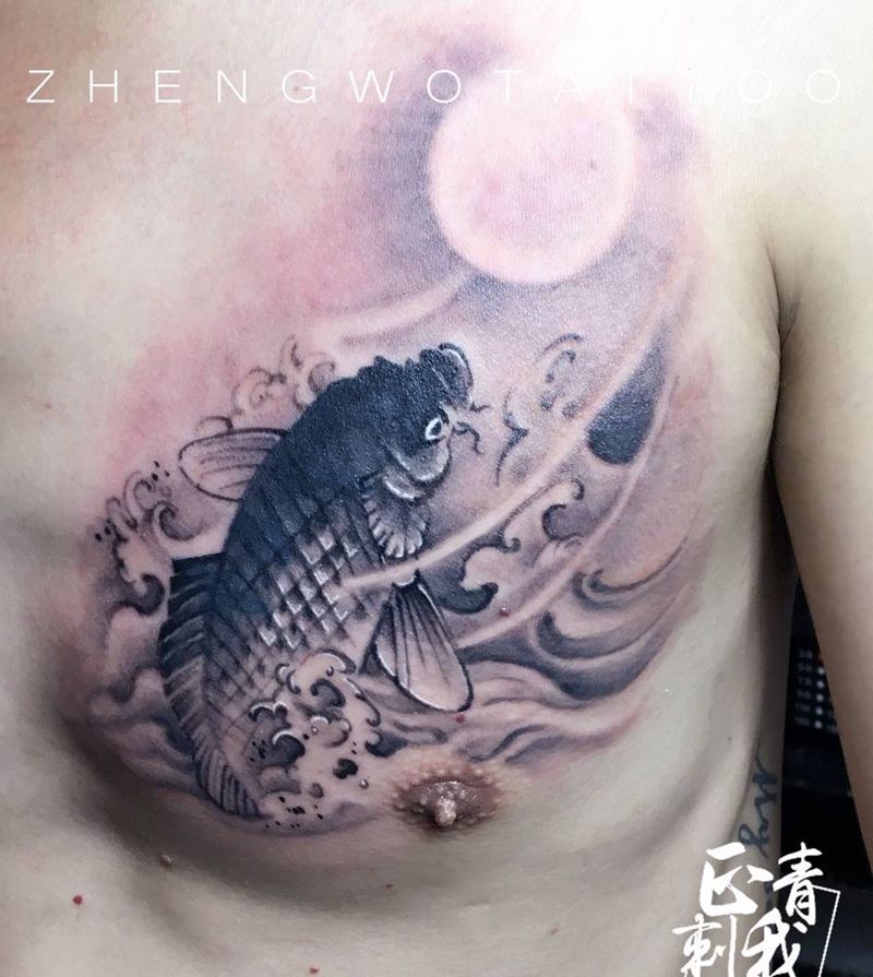水墨鱼，遮盖纹身图片_胸部水墨新传统鱼纹身图案