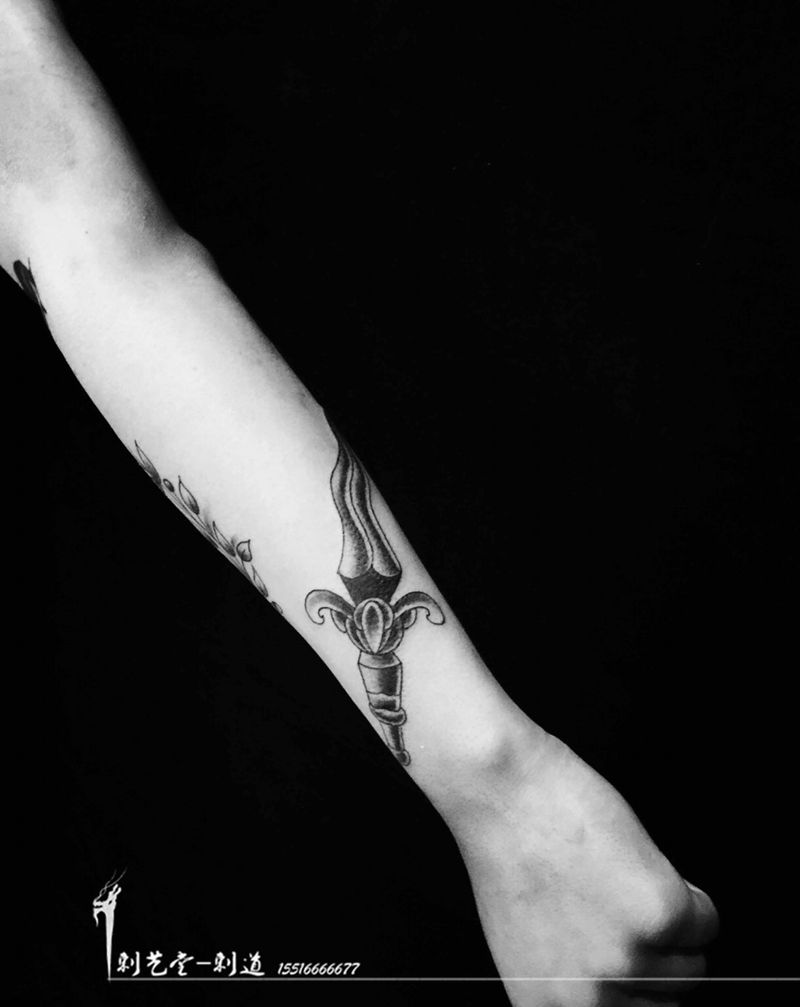 一把匕首～纹身图片